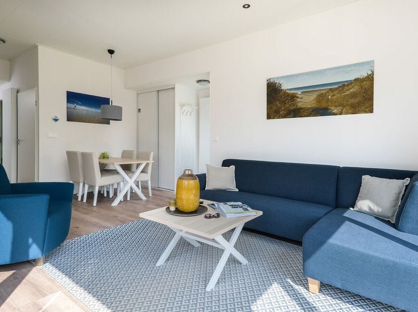 Deze moderne vakantiewoningen beschikken over 2 à 3 slaapkamers, een goed uitgeruste open keuken, een badkamer met douche en dubbele wastafel, een apa