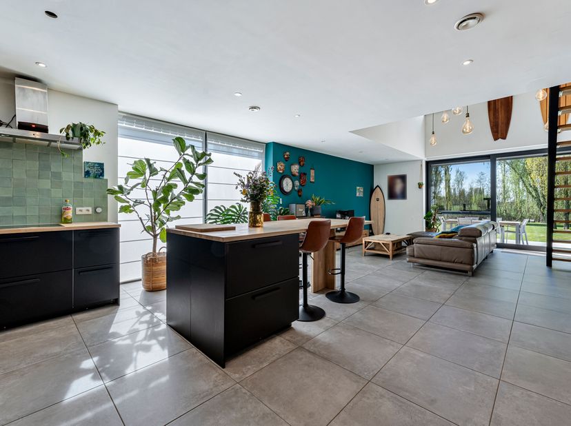 Unieke, landelijk gelegen villa met grote tuin en luxueuze swimspa te koop in Moorsele!&lt;br /&gt;
Deze instapklare villa biedt een uitzonderlijke woonbele