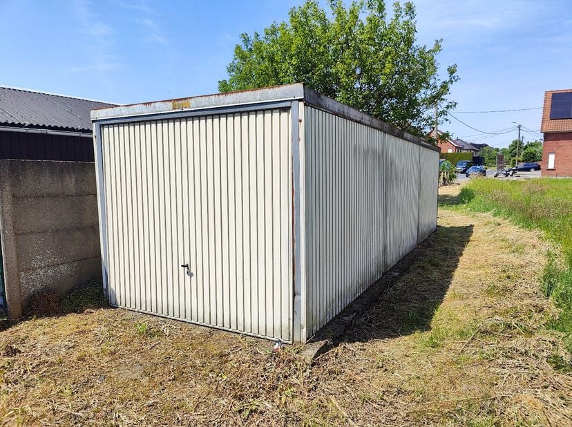 Afsluitbare en droge ruimte:&lt;br /&gt;
- Centraal gelegen&lt;br /&gt;
- 2,5m x 8m&lt;br /&gt;
- afsluitbare handmatige kantelpoort.