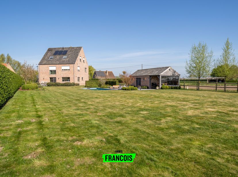 Cette villa unique est située dans la région rurale de Werken, un arrondissement de Kortemark. La propriété se caractérise par une attention particuli