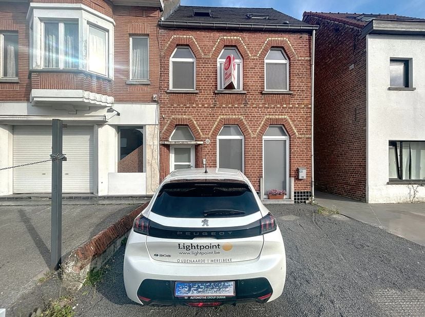 Bent u op zoek naar een gezellig en leuk duplex appartement in Waregem? Dan is dit zeker iets voor u! Deze volledig gerenoveerde parel is voorzien van