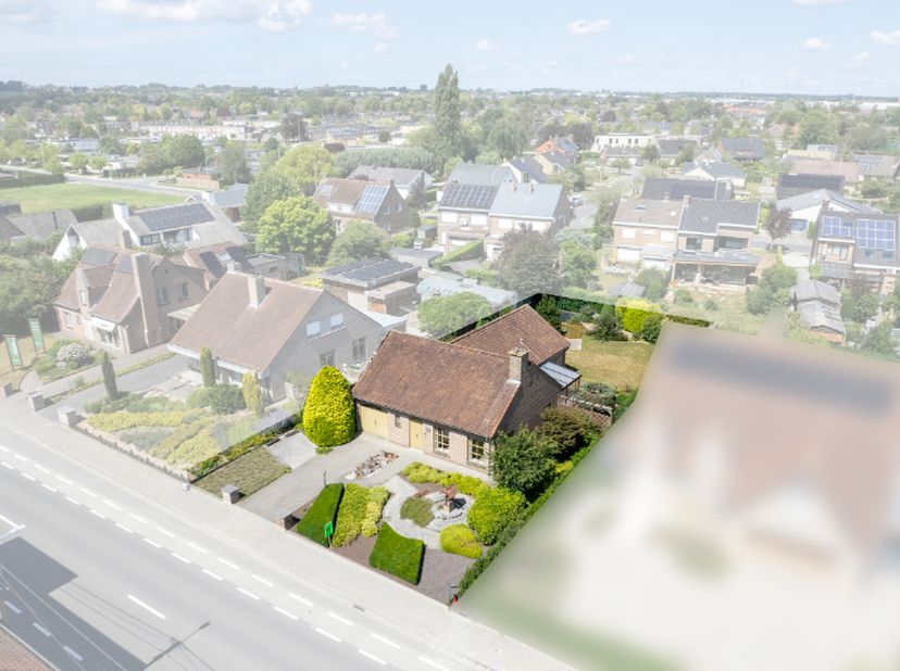 Ontdek deze lichtrijke gelijkvloerse woning met drie slaapkamers op een perceel van 844 m². De woning biedt grote, open ruimtes, een mooi aangelegde t