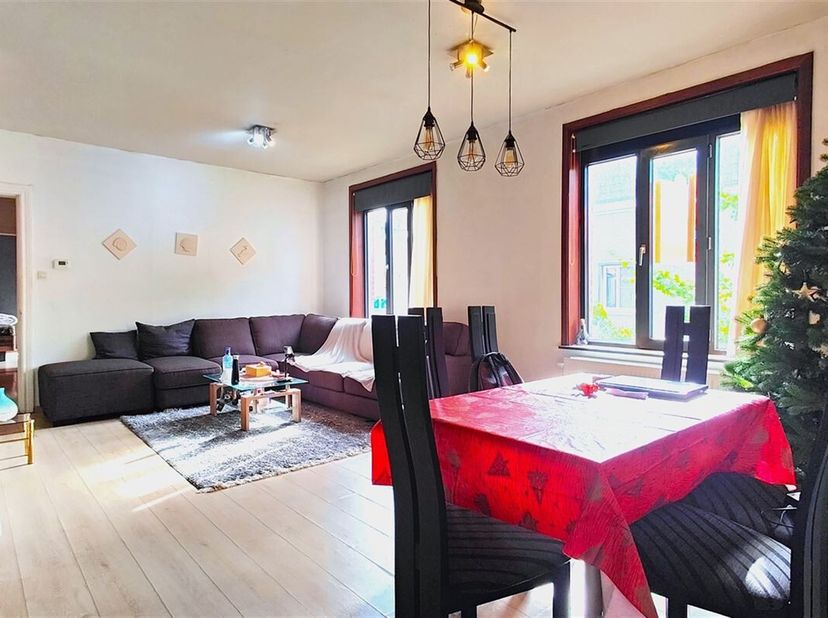 Au 1er étage d&#039;un petit immeuble, idéalement situé au centre, dans un endroit agréable et pratique, vous trouverez un grand appartement de 100 m² à am