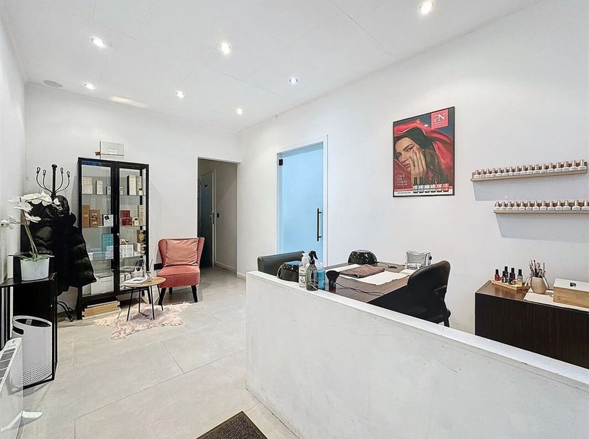 Quartier Colonel Bourg, à proximité de toutes commodités - Magnifique local commercial de +/- 38m² actuellement aménagé en salon d&#039;esthétique composé