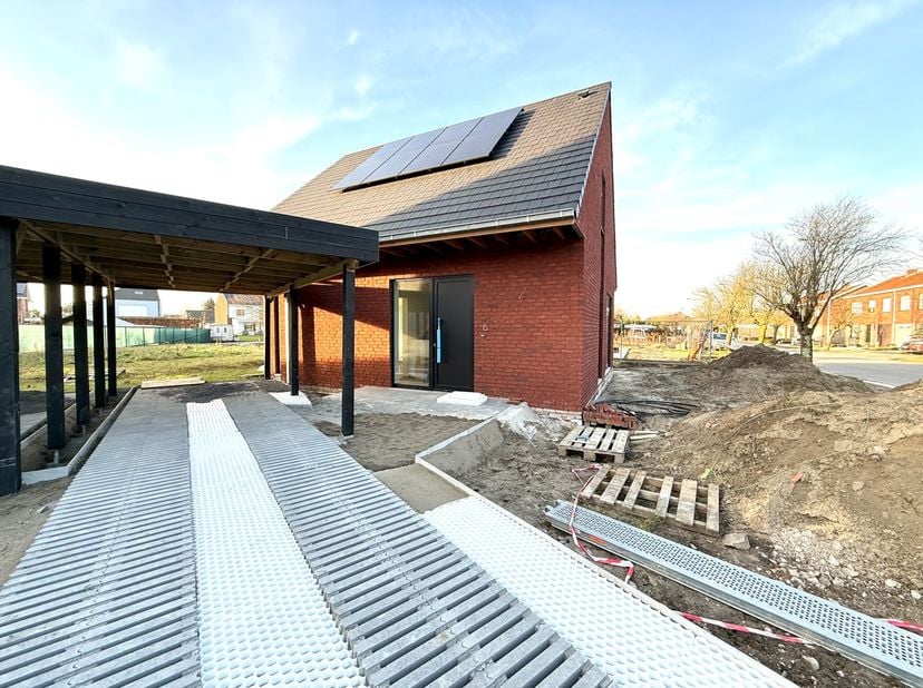 Deze prachtige nieuwbouwwoning is gelegen op een gunstige locatie...&lt;br /&gt;
&lt;br /&gt;
Via de inkomhal met gastentoilet komen we binnen in de ruime, lichtr