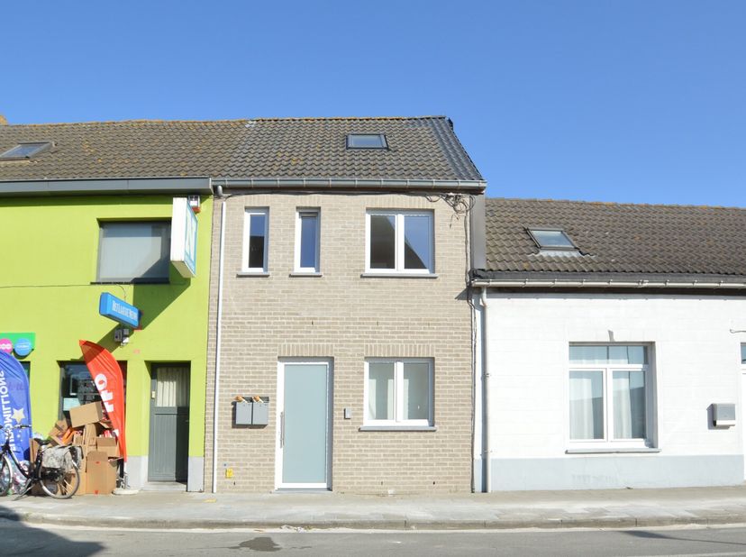 Volledig gerenoveerd appartement in het centrum van Oudenburg. Het appartement omvat een inkom, lichtrijke woonkamer met open keuken, 1 slaapkamer, 1