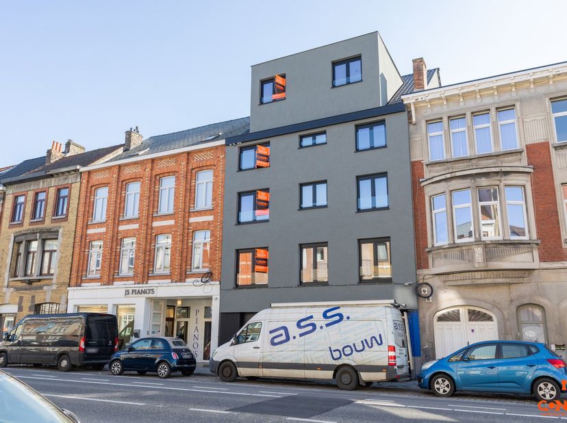 Dit appartement is gelegen in een kleinschalige residentie met vier appartementen nabij Gent Dampoort te Sint-Amandsberg. Het appartement geniet van e