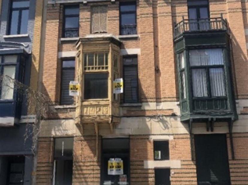Jusqu&#039;à récemment, cette grande maison mitoyenne abritait une crèche au rez-de-chaussée.  Il y a beaucoup d&#039;espace habitable aux étages supérieurs et