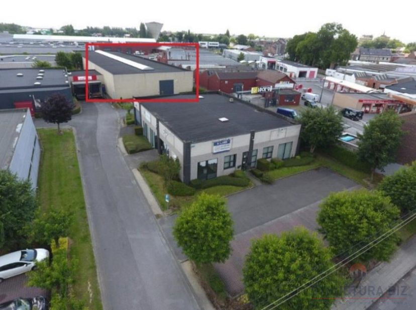 Te huur, +/- 2100m² magazijn + 100m² kantoor.&lt;br /&gt;
Gelegen dicht bij de luchthaven Brussel Zuid, is de site ideaal bereikbaar.&lt;br /&gt;
Constructie: bui
