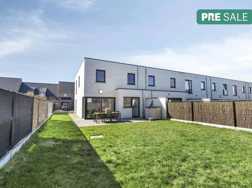 Dit energiezuinig halfopen huis werd opgetrokken in 2022 en is centraal gelegen nabij belangrijke invalswegen in een doodlopende straat te Ingelmunste