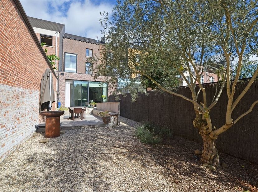 Dit knap pareltje werd volledig gerenoveerd en voorzien van alle luxe en comfort. Doorheen heel de woning is er gewerkt met kwalitatieve, authentieke