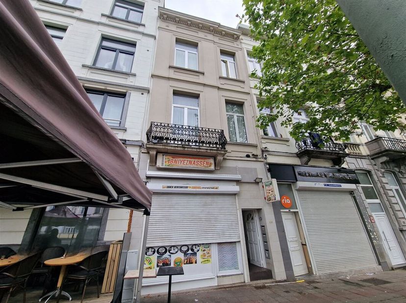Quartier Jubilé / Leopold II laan - Mooi commercieel en investeringspand +/- 160m² met veel potentieel, momenteel bestaande uit: een gelijkvloerse com