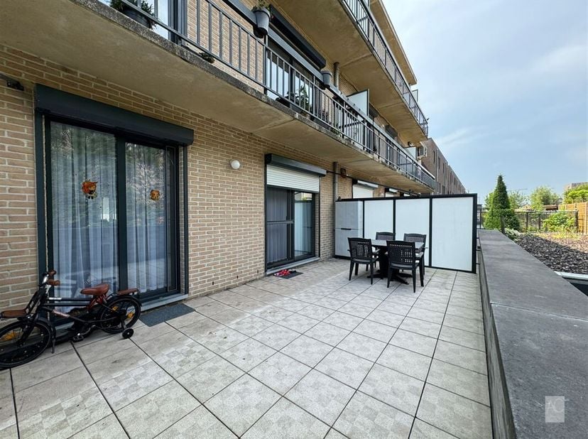 Op zoek naar comfortabel wonen op een toplocatie? Dit prachtige gelijkvloers appartement met een bewoonbare oppervlakte van 114 m² combineert ruimte,