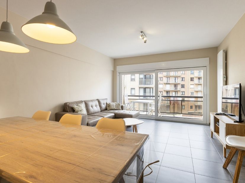 Coxyde : Appartement soigné et entièrement rénové de 85m², idéalement situé à Coxyde-Bains. Composition : hall d&#039;entrée, séjour lumineux avec terrasse