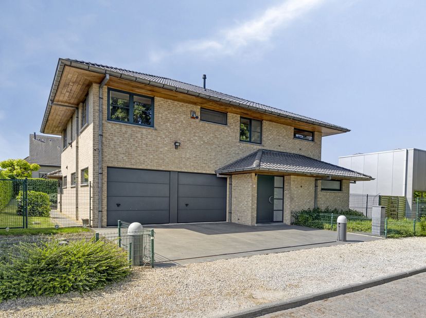 Deze woning is centraal gelegen in een doodlopende straat in het centrum van Ternat, dichtbij alle faciiteiten en verbindingswegen.&lt;br /&gt;
De woning om