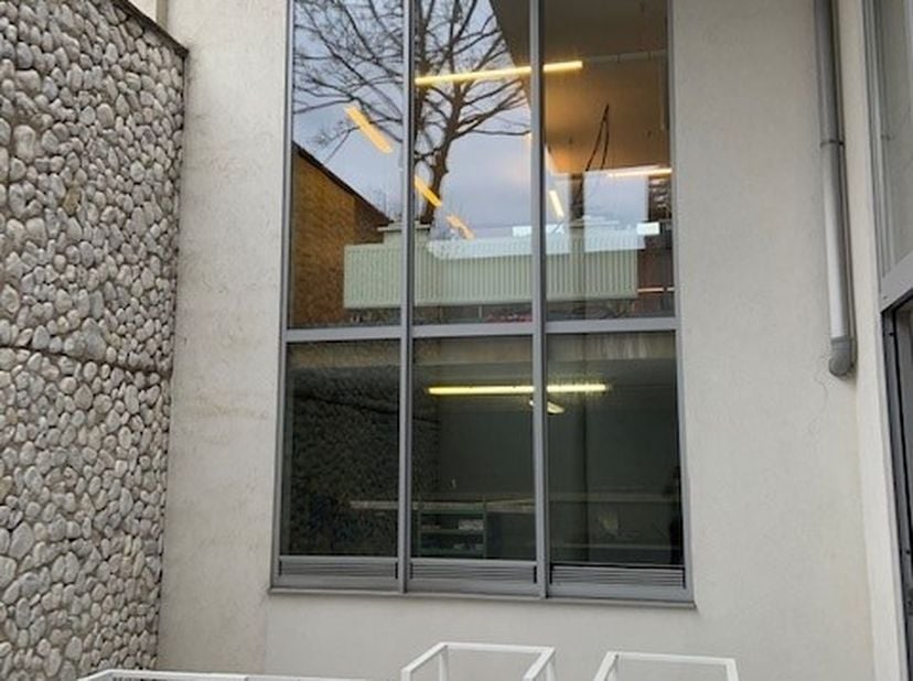huidig handelspand gelegen in hoofd/winkelstraat van Aartselaar wordt gebruikt als vastgoed immo kantoor voor projectontwikkelaar maar kan tevens mits