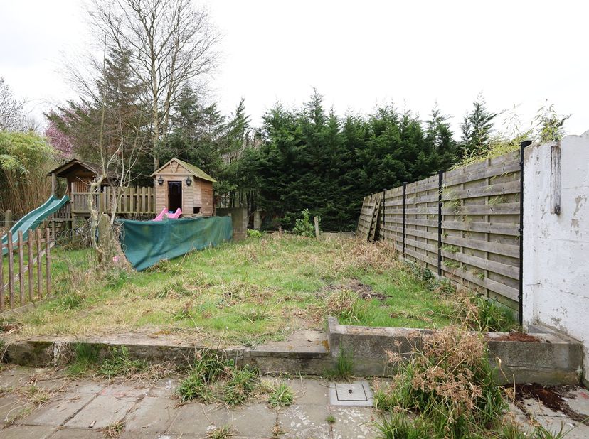 Très bien située au centre de Kortenberg, charmante et accueillante maison de caractère avec un jardin orienté sud-ouest, comprenant hall d’entrée, sa