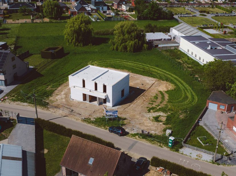 Cette élégante maison jumelée du projet Guldenhof est située dans une rue calme de Kortenberg, avec un accès facile à Louvain et Bruxelles. La proprié