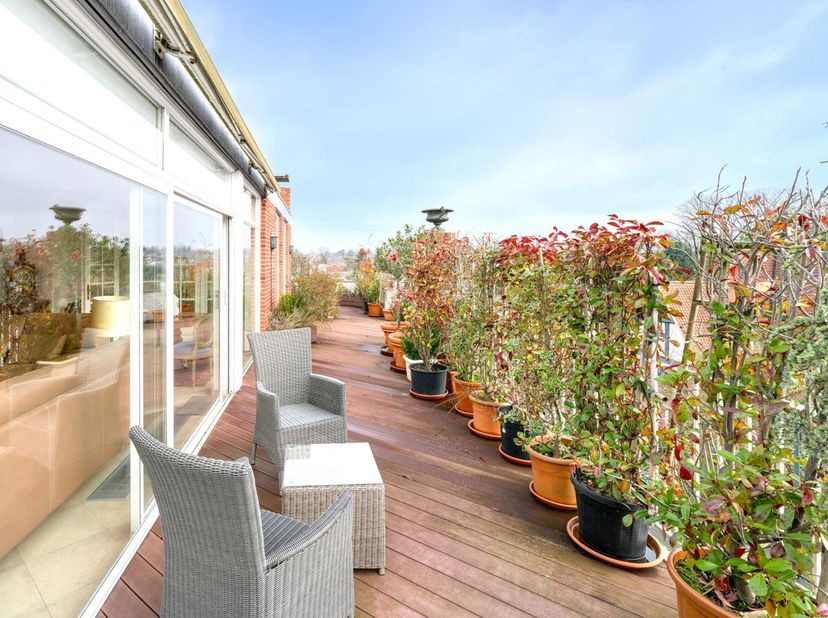 Quartier Roosevelt, bel appartement penthouse MEUBLÉ de façon classique développant +/- 200m² . Salon et salle à manger avec accès à la terrasse, cuis