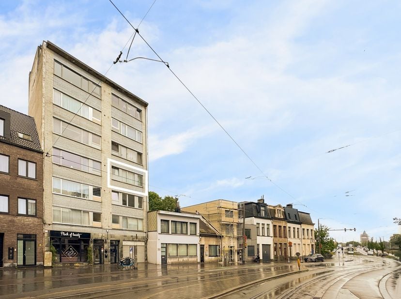 Welkom in het bruisende hart van Deurne! Dit aangename appartement op de 3e verdieping van een goed onderhouden gebouw bevindt zich op het gezellige C