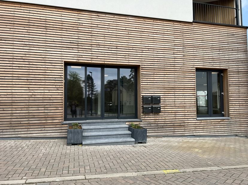 Surface commercial moderne en plein coeur d&#039;un nouveau lôtissement en pleine expansion à Courcelles.&lt;br /&gt;
Dans un immeuble neuf et de standing, nous