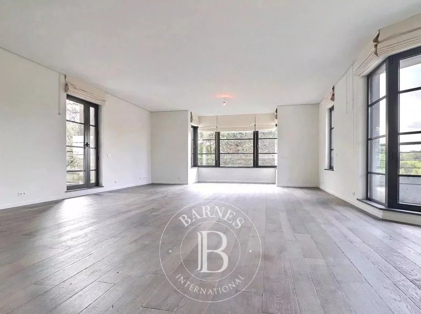 Parc de Woluwe - Appartement met 2 slaapkamers + terrassen + garage. Het bestaat uit een inkomhal (+/- 15m2) met eigen WC (+/- 4m2), een ruime lichtri