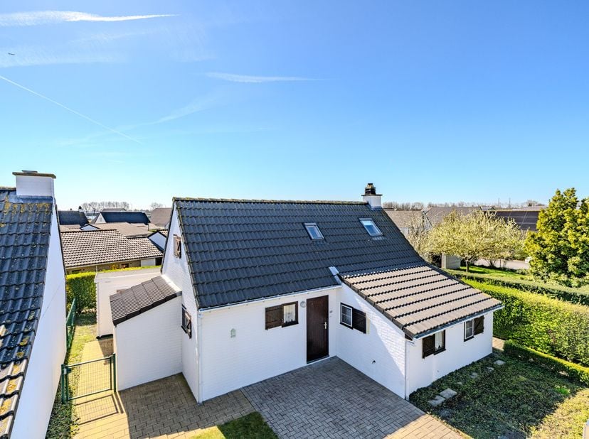 Maison de vacances située au calme avec deux chambres, jardin ensoleillé et place de parking dans le parc de vacances Nieuwendamme situé à Brugsevaart
