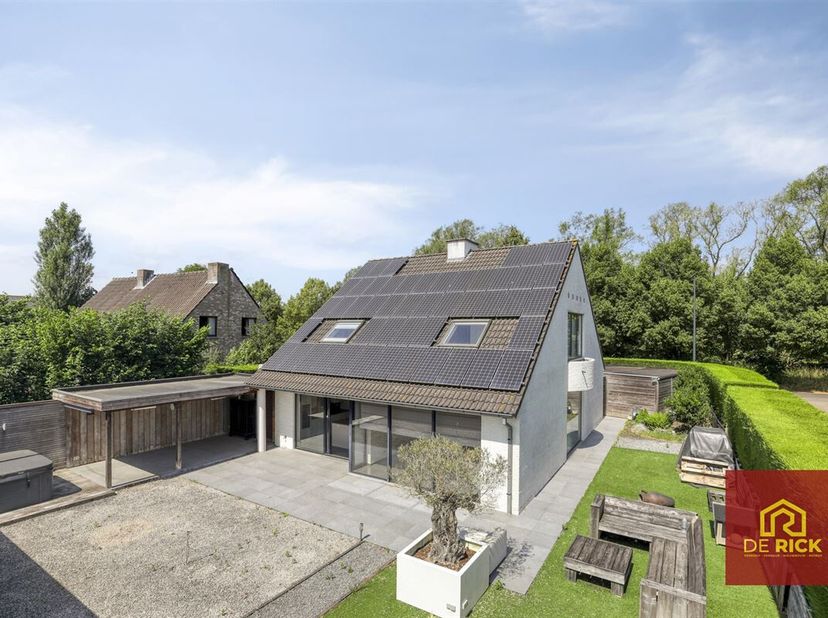 Villa prête à l&#039;emploi, située en zone rurale, avec une terrasse et un jardin agréables. Au fond du jardin se trouve un pool house avec sauna et douch