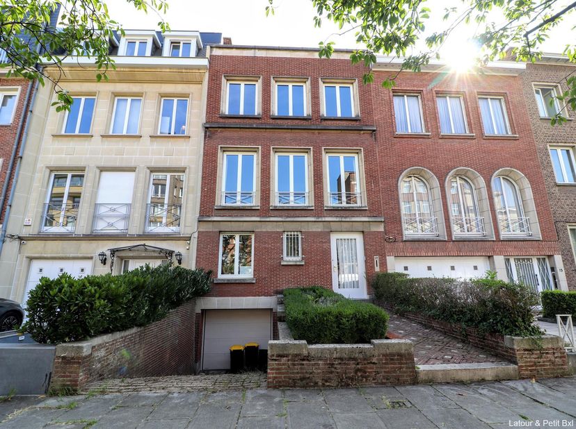 UCCLE - near the Bois de la Cambre park. This spacious and bright HOUSE (5bdr/5bthr) with terrace and garden is made up on the ground floor of an entr