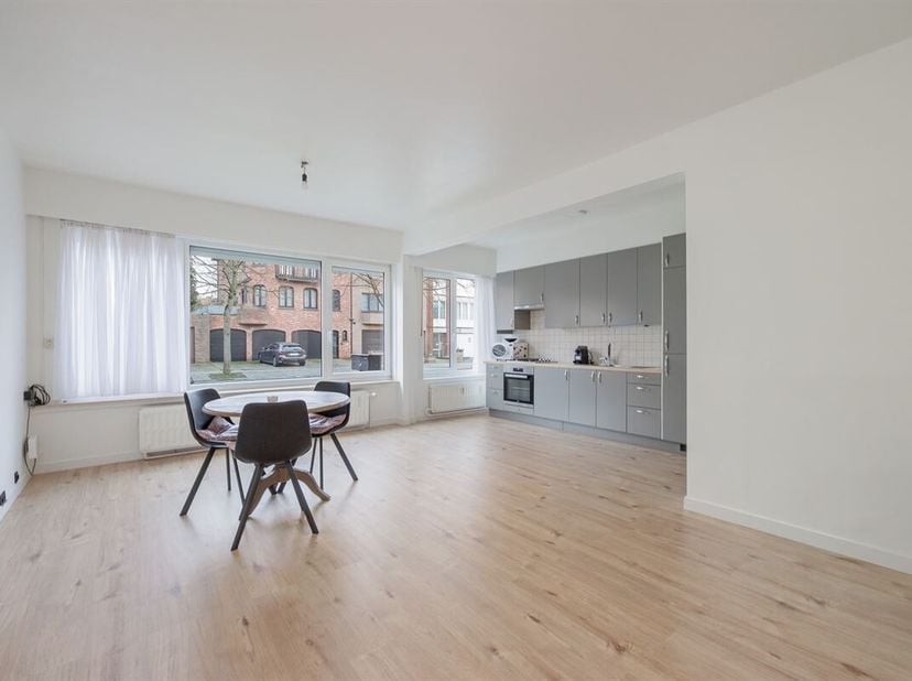 Cet appartement à louer au rez-de-chaussée est situé à distance de marche du centre de Wilrijk. Vuurkruislaan est une rue calme en cul-de-sac près de