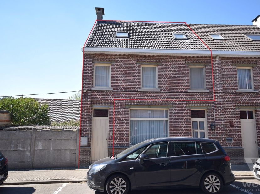 Trendy ruim duplex appartement gelegen in het centrum van Herzele.&lt;br /&gt;
Het appartement is ingedeeld als volgt : inkom met bergruimte onder de trap,