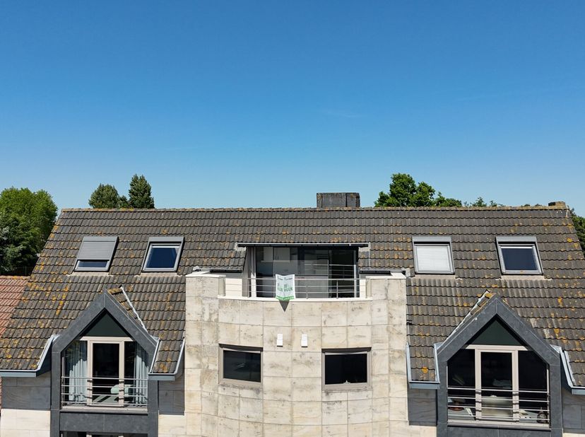 Dit dakappartement met uitgestrekt zicht is gelegen op de 3de verdieping en bestaat uit: lift - grote living - groot terras met vergezicht - ingericht