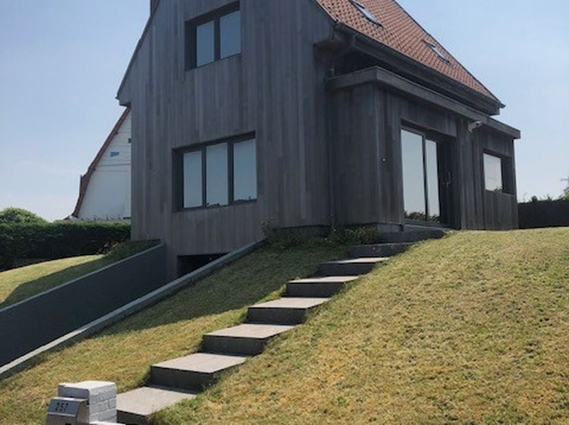 Goedgelegen , gerenoveerde villa op 200 m van het strand van St Idesbald. De woning omvat op het gelijkvloers een inkomhall, toilet, living en een geï