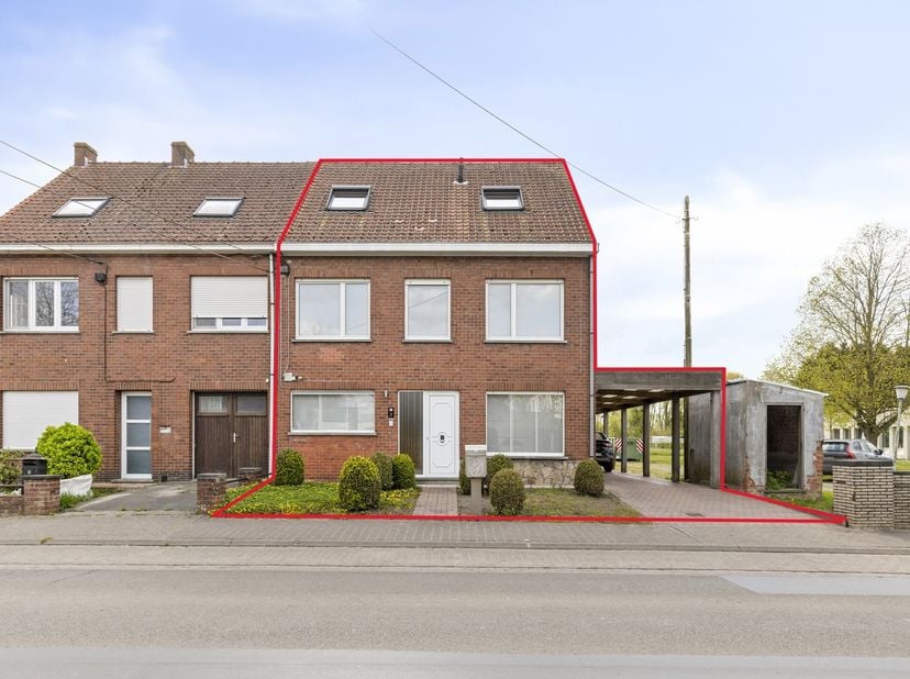 In de Ichtegemstraat in Kortemark, pal tegenover het sportcentrum en op slechts 1 km van het station, bevindt zich deze aangename, lichtrijke woning m