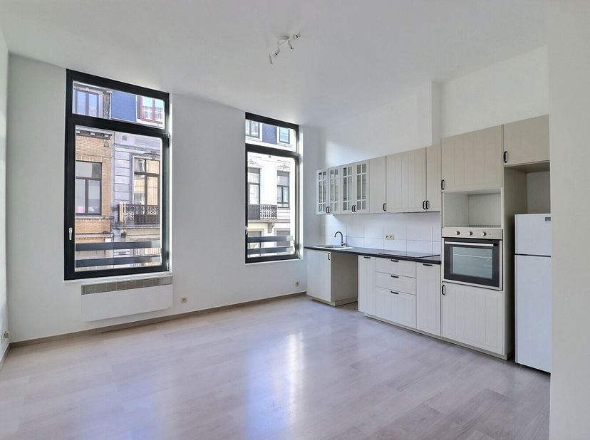 Ixelles - Entre la Place Fernand Coq et Flagey, lumineux appartement 1 chambre rénové.&lt;br /&gt;
Il se compose d&#039;un hall d&#039;entrée, un séjour avec cuisine