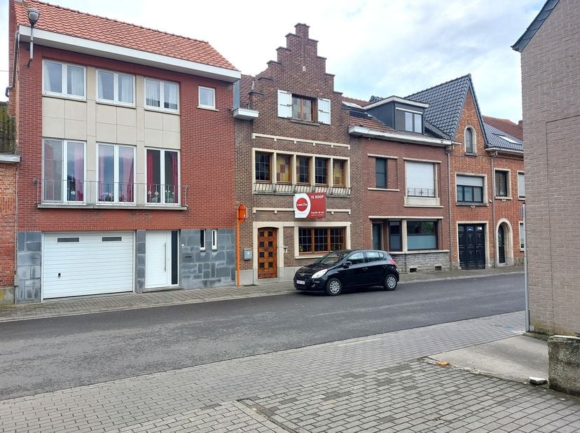 Ontdek deze karaktervolle woning aan de rand van Leuven, een perfecte combinatie van ruimte en een uitstekende ligging. Met vier slaapkamers, een zold