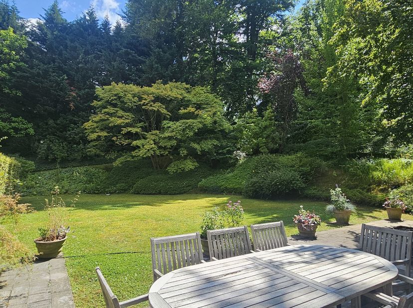 UCCLE. En intérieur d&#039;îlot, sublime rez-de-chaussée dans une résidence de standing à l&#039;abri des regards. Ce duplex se compose d&#039;un hall d&#039;entrée, vest