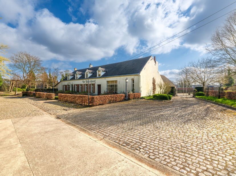 TE KOOP: Gelegen op een zicht locatie langs de E313 op een perceel van 12,5 Ha.&lt;br /&gt;
Landgoed bestaande uit verschillende gebouwen, vandaag heeft het