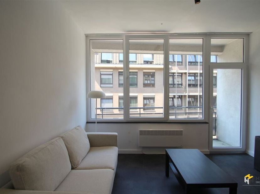 Lichtrijke, gemeubelde studio op toplocatie! &lt;br /&gt;
De gemeubelde studio situeert zich vlakbij winkelstraten, gezellige bars en restaurants, scholen e