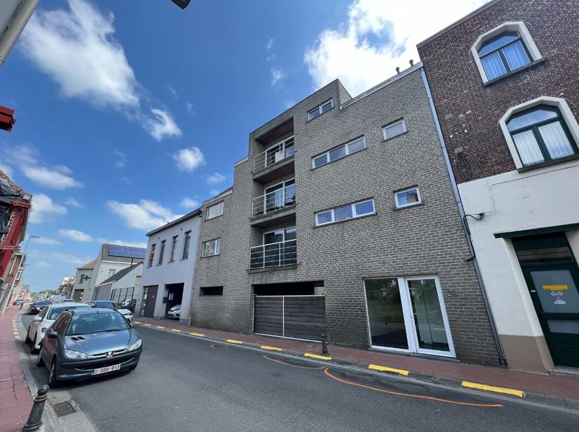 Op een steenworp van het dorpsplein van Moerbeke bevindt zich dit 2-slaapkamer appartement.&lt;br /&gt;
&lt;br /&gt;
Het is gelegen op het 1ste verdiep van een kl