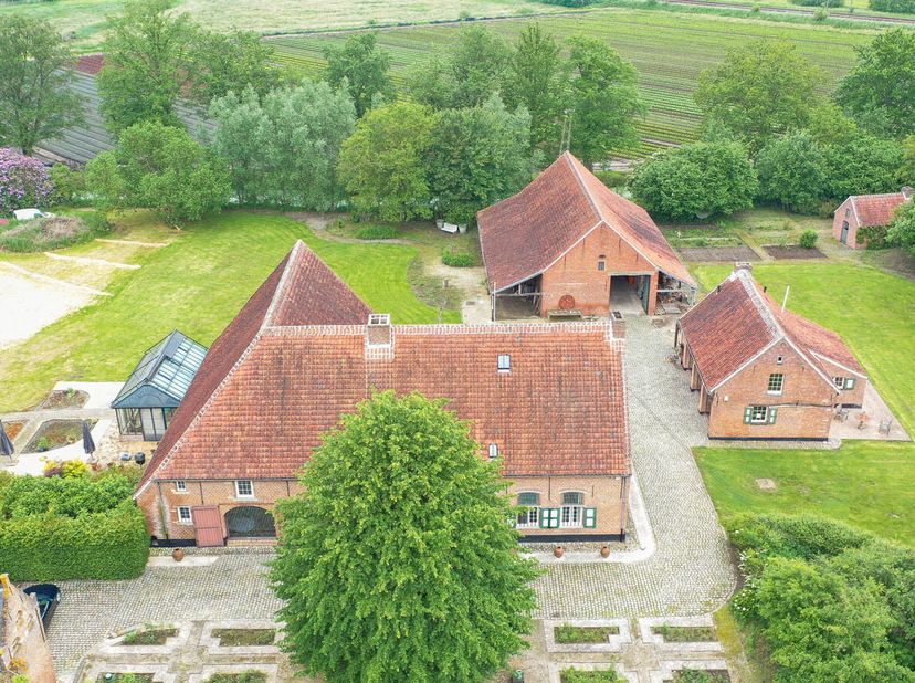 17E-EEUWSE OMGRACHTE HOEVE &lt;br /&gt;
 &lt;br /&gt;
Met poortgebouw, wagenhuis, bakhuis en schuur.  &lt;br /&gt;
De Kartuizershoeve is rustig gelegen midden in het gr