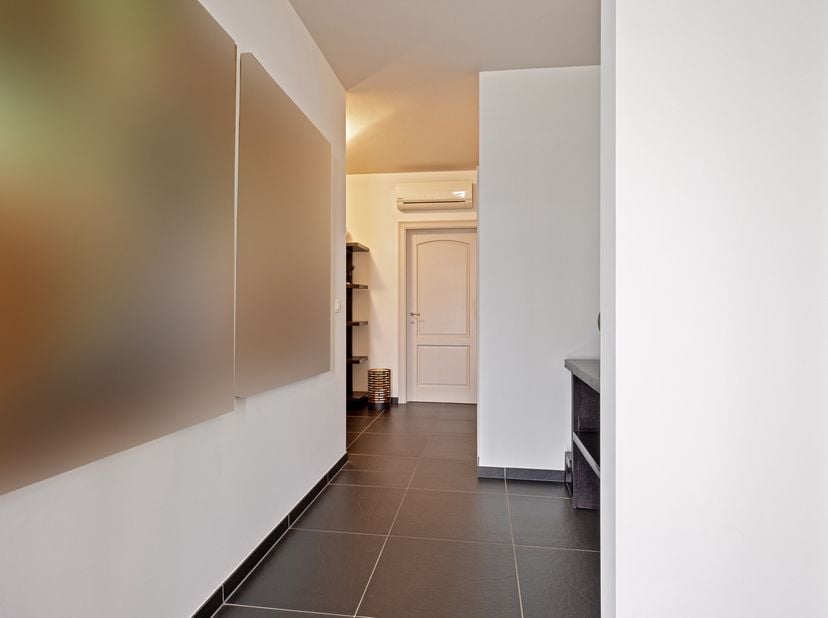 Welkom aan Weertersteenweg 482 in Molenbeersel! Deze vakkundig afgewerkte woning met volledig ingericht bijgebouw wordt verwarmd door aardgas met vloe