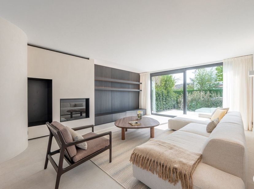 Cette villa jumelée neuve unique et située au calme avec 6 chambres à coucher complètes se trouve à proximité de la digue et à proximité du centre de