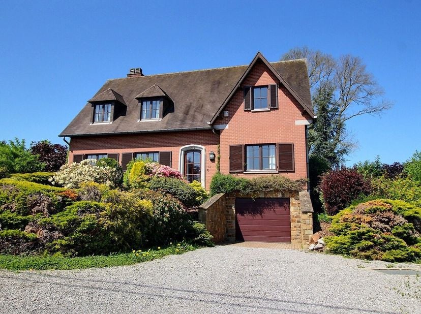 À vendre  Maison spacieuse avec jardin et caves à Bouffioulx&lt;br /&gt;
Située en pleine campagne de Bouffioulx , cette maison de caractère offre un cadre