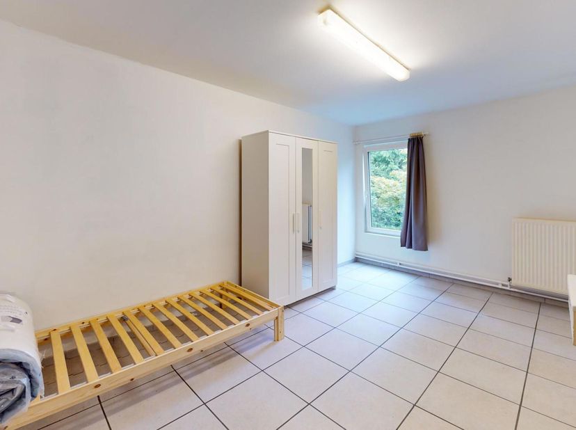 Ref- 870 - HORNU - 7301- Kot étudiant chambre N°15 meublé adresse ok.- Chambre d&#039;étudiant meublée d&#039;environ 16m2 avec espace commun :  Cuisine, Salle