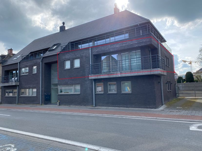 Dit appartement (1° verdieping) heeft alle troeven : energiezuinig, ruim, 2 terrassen, privatieve kelderberging én een afgesloten staanplaats..&lt;br /&gt;