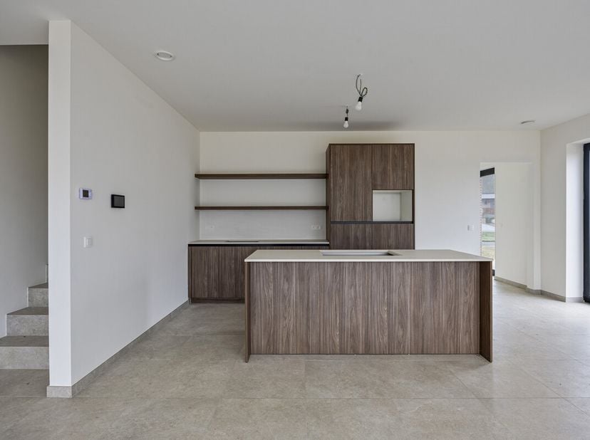 Sur un terrain de 441m², nous trouvons ce bâtiment mitoyen (lot 9) avec 3 chambres à vendre. Situé près du centre de Balen et bien relié à Mol, Lommel