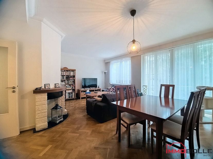 A proximité de l&#039;Avenue de Fré, de l&#039;Observatoire et de toutes les facilités, magnifique appartement d&#039;angle très lumineux de 104m² (selon CPEB) + ter
