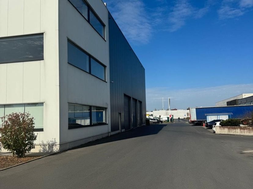 Vous cherchez un entrepôt spacieux et stratégiquement situé ? Ce bâtiment moderne, situé au Brugse Steenweg 7 à Evergem, offre une hauteur libre de +7