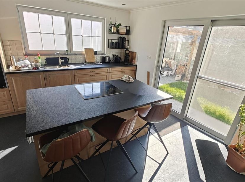 Cette maison d&#039;angle magnifiquement rénovée avec jardin et terrasse à Idegem offre une combinaison parfaite de vie et de travail. La maison a été enti